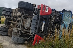 Polizeiinspektion Hameln-Pyrmont/Holzminden: POL-HM: Sattelzug kippt um