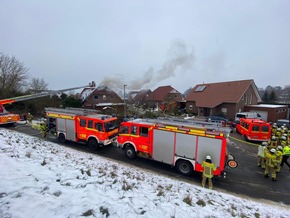 POL-STD: Dachstuhlbrand in Bützfleth - Feuerwehr kann Übergreifen auf das gesamte Haus verhindern