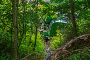 FW Menden: Traktor und Güllefass stürzen in Bach - Fahrer bleibt unverletzt