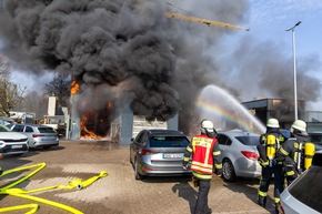FW Porta Westfalica: 10.03.2026 - Gro&szlig;brand einer KFZ-Werkstatt in Porta Westfalica Barkhausen