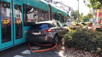 Feuerwehr Frankfurt am Main: FW-F: Drei Verletzte und 50.000 EUR Sachschaden bei Verkehrsunfall mit einer Straßenbahn auf der Wittelsbacher Allee im Ostend
