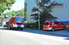 Feuerwehr Iserlohn: FW-MK: Gefahrstoffeinsatz - unbekannte Flüssigkeit tropft von Ladefläche