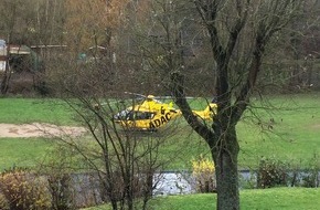 Feuerwehr Plettenberg: FW-PL: OT- Oesterhammer. Junge Frau stürzt aus Fenster einer Dachgeschosswohnung. Rettungshubschrauber im Einsatz