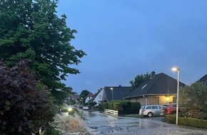 Polizeiinspektion Cuxhaven: POL-CUX: Wasserrohrbruch in Langen sorgt für überflutete Straße (Lichtbild in der Anlage)