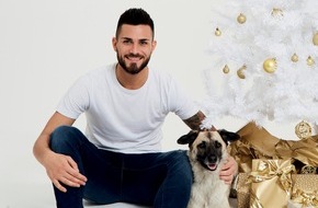PETA Deutschland e.V.: Danny Latza für PETA: "Tiere sind keine Weihnachtsgeschenke" / Mittelfeldspieler des 1. FSV Mainz 05 gegen Tierleid unterm Christbaum