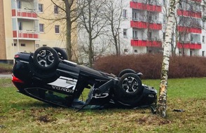 Polizeiinspektion Stralsund: POL-HST: Pkw landet auf dem Dach