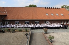 Polizei Duisburg: POL-DU: Huckingen: Großer Tag für 217 Kommissaranwärterinnen und -anwärter - Ab heute tragen sie einen Stern auf der Schulter