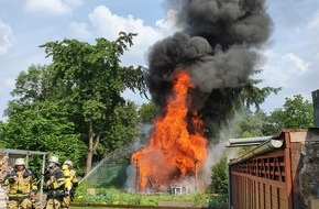 Feuerwehr Essen: FW-E: Gartenhaus geht in Flammen auf - Keine Verletzten