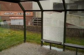 Kreispolizeibehörde Viersen: POL-VIE: Kempen: Zerstörte Glasscheiben an Buswartehallen: Kripo bittet um Hinweise