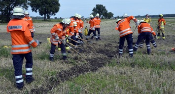 FW Lüchow-Dannenberg: +++ Besondere Brände erfordern besondere Maßnahmen +++ Feuerwehren der Samtgemeinde Elbtalaue trainieren die Brandbekämpfung von Vegetationsbränden +++
