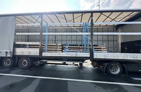 Polizei Hagen: POL-HA: Lkw nach 1,5 Kilometern Fahrt gestoppt - Ladung mangelhaft gesichert