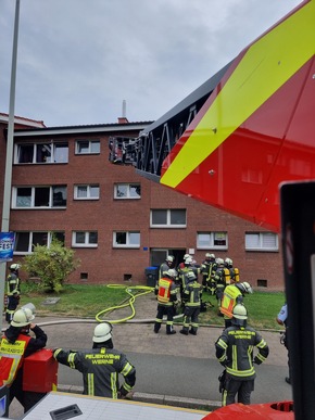 FW-WRN: FEUER_3 - LZ1 - Mehrfamilienhaus, Feuer im Dachgeschoss