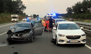 Polizeiinspektion Rotenburg: POL-ROW: ++ Kettenreaktion nach Reifenplatzer ++ Zwischenfall beim Festival - Polizei sucht Zeugen ++ Im Berufsverkehr auf der Hansaline - 49-jähriger Autofahrer mit fast 1,3 Promille am Steuer ++