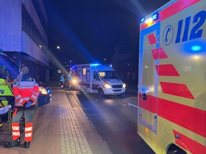 FW-AUR: Menschenrettung bei nächtlichem Kellerbrand in Mehrfamilienhaus