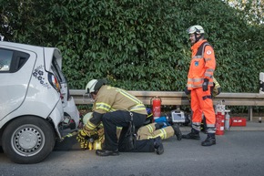 FW Menden: Folgenschwerer Auffahrunfall - Zwei Verletzte auf der B515 in Halingen