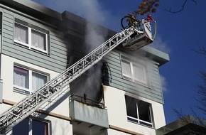 Feuerwehr Essen: FW-E: Feuer in Wohnhaus mit 36 Mieteinheiten, Wohnung im vierten Obergeschoss ausgebrannt