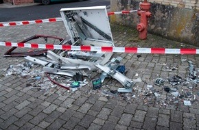 Polizeipräsidium Mittelhessen - Pressestelle Wetterau: POL-WE: Zigarettenautomat gesprengt