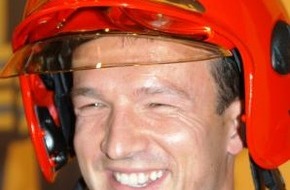Deutscher Feuerwehrverband e. V. (DFV): DFV: Fredi Bobic ist Botschafter der Feuerwehren Präsident Hans-Peter Kröger würdigt Verdienste für die Feuerwehr