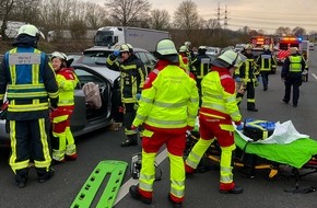 Feuerwehr Bochum: FW-BO: Verkehrsunfall auf der A 40 - Feuerwehr und Rettungsdienst befreien eine verletzte Person aus einem Fahrzeug