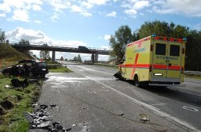 Polizeiinspektion Cuxhaven: POL-CUX: Fahrerin stirbt nach verbotenem Wendemanöver (Foto als Download)