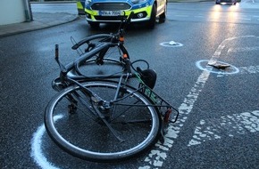 Polizei Düren: POL-DN: Autofahrer übersieht Fahrradfahrer - Zusammenstoß auf Kreuzung