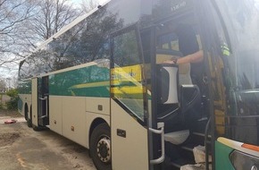 Polizeidirektion Hannover: POL-H: Nachtragsmeldung zu Zeugenaufruf! - Unbekannte Täter entwenden Reisebus
Ermittler stellen Bus sicher - 54-jähriger Tatverdächtiger festgenommen