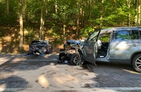 Freiwillige Feuerwehr Olsberg: FF Olsberg: Schwerer Verkehrsunfall auf B480 Olsberg Richtung Assinghausen