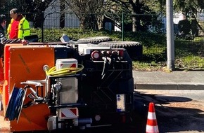 Polizei Lippe: POL-LIP: Bad Salzuflen. Reinigungswagen beim Abbiegen umgekippt.