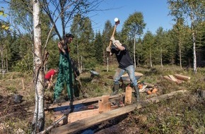 Bergwaldprojekt e.V.: 50 Freiwillige mit dem Bergwaldprojekt e.V. bei der Moorwiedervernässung im Hunsrück im Einsatz