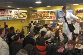 Burger King Schweiz: Guerilla Griller besetzen BURGER KING® Restaurants in der Schweiz - Gratis-WHOPPER® für alle Gäste - mehr auf www.grillalarm.ch