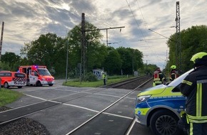 Feuerwehr Oberhausen: FW-OB: Mann vom Güterzug erfasst