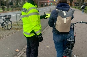 Polizeidirektion Lübeck: POL-HL: HL-Innenstadt / Polizisten verteilen Warnwesten an Radfahrende