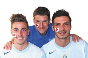 Schweizerisches Rotes Kreuz Kanton Zürich: Sind Fan vom Roten Kreuz: FCZ-Fussballer Marco Schönbächler und Mathieu Beda sowie Trainer Urs Meier / Partnerschaft zwischen FCZ und Schweizerischem Roten Kreuz (BILD)