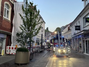 FW-AUR: Flammenüberschlag bedroht mehrere Gebäude