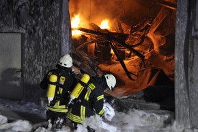 FW-KLE: Zweitmeldung: Brand eines kunststoffverarbeitenden Betriebs im Gewerbegebiet Bedburg-Hau