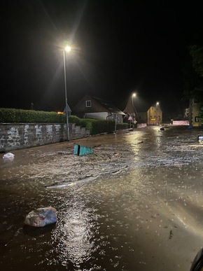 POL-HX: Nächtliche Regenfälle sorgen für Einsätze und Straßensperrungen