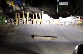 Polizeipräsidium Freiburg: POL-FR: Bad Säckingen: Mit Baumaterial Straße blockiert - Fahrradfahrerin stürzt - Polizei bittet um Hinweise!
