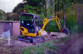 Polizeiinspektion Rotenburg: POL-ROW: ++ Linienbus kommt von der Fahrbahn ab - Fahrer stirbt an der Unfallstelle ++ Fehler beim Überholen auf der A1 - Drei Menschen verletzt ++ Mini-Bagger von Baustelle geklaut ++