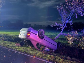 FW-AUR: Betriebsstoffe aus überschlagenem PKW ausgetreten