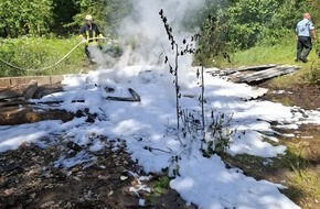 Freiwillige Feuerwehr Südheide: FW Südheide: Größerer Menge Müll und Schrott brennen- Feuerwehr Unterlüß bei 30 Grad im Brandeinsatz