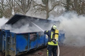 Freiwillige Feuerwehr Celle: FW Celle: Aufwendige Löscharbeiten bei Containerbrand
