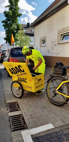 Gelbe Engel kommen mit dem Pedelec - ADAC Straßenwacht in Darmstadt mit dem Fahrrad unterwegs