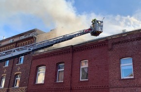 Feuerwehr Stolberg: FW-Stolberg: Dachstuhlbrand in voller Ausdehnung