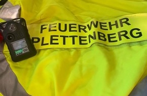 Feuerwehr Plettenberg: FW-PL: CO-Warner warnt Rettungsdienst und sorgt für Nachforderung der Feuerwehr. Ausgelöste CO2-Löschanlage sorgt für Paralleleinsatz.