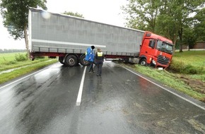Polizeiinspektion Cuxhaven: POL-CUX: Sattelzug verunfallt auf der B495 im Bereich Lamstedt-Hollnseth und blockiert die Fahrbahn - aufwändige Bergung (Foto im Anhang)