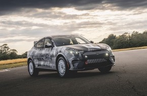 Ford Motor Company Switzerland SA: Elektrischer Kick im Rallye-Stil: Neuer Ford Mustang Mach-E Rally eilt in Goodwood die Bergrennstrecke hinauf