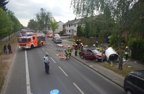 Feuerwehr Mönchengladbach: FW-MG: PKW kollidiert mit Betonlitfaßsäule, Fahrer schwer verletzt