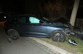 Polizeiinspektion Cuxhaven: POL-CUX: Verkehrsunfall in Wehdel - Fahrzeugführerin kommt aufgrund von Sekundenschlaf von der Fahrbahn ab und verletzt sich schwer (Foto im Anhang)