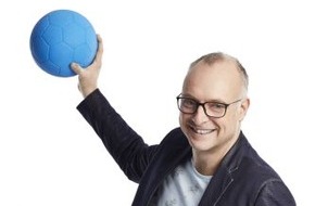 Sky Deutschland: Sport meets Entertainment: Frank Buschmann in "Eine Liga für sich - Buschis Sechserkette" ab 13. März exklusiv auf Sky 1