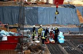 Feuerwehr Essen: FW-E: Arbeitsunfall auf einer Großbaustelle, Arbeiter von Höhenrettern gerettet